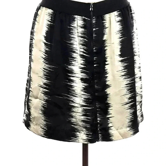 Kenneth Cole Reaction black & white horizontal striped mini skirt Size Medium - Picture 2 of 5